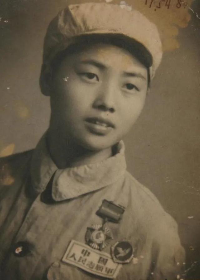 抗美援朝中，女护士被美军的炮弹炸瞎了双眼，当场晕厥。醒来后，她听到美军在自己身边