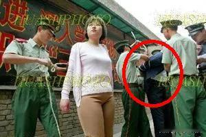 2003年西安看守所的铁窗前，23岁的冯翠琼攥着家人最后一次送来的衣裳。这个云南
