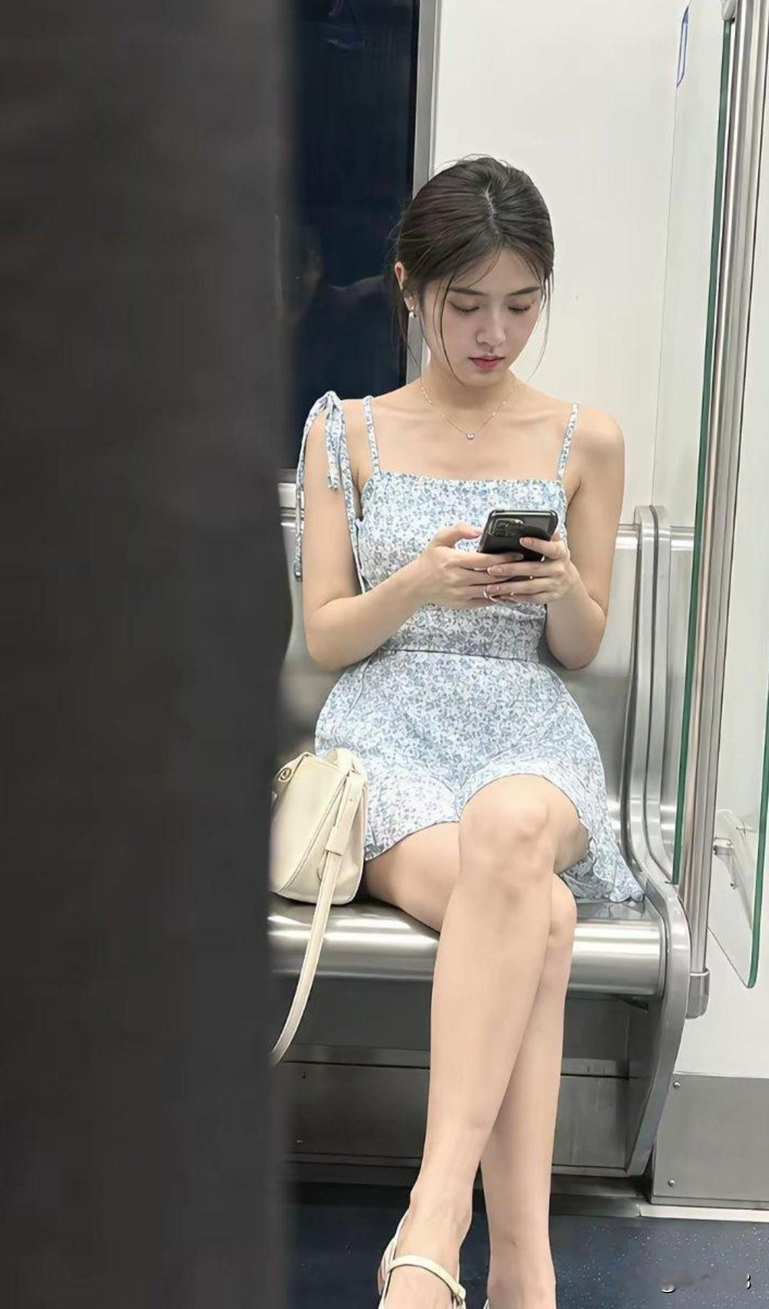 地铁上的美女，看着真文静，五官精致，身材比例恰到好处！