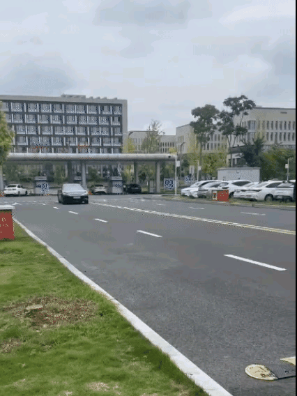 比亚迪失控网传一辆比亚迪失控，一直绕圈，具体原因未知。308_IO新能源汽车 ​