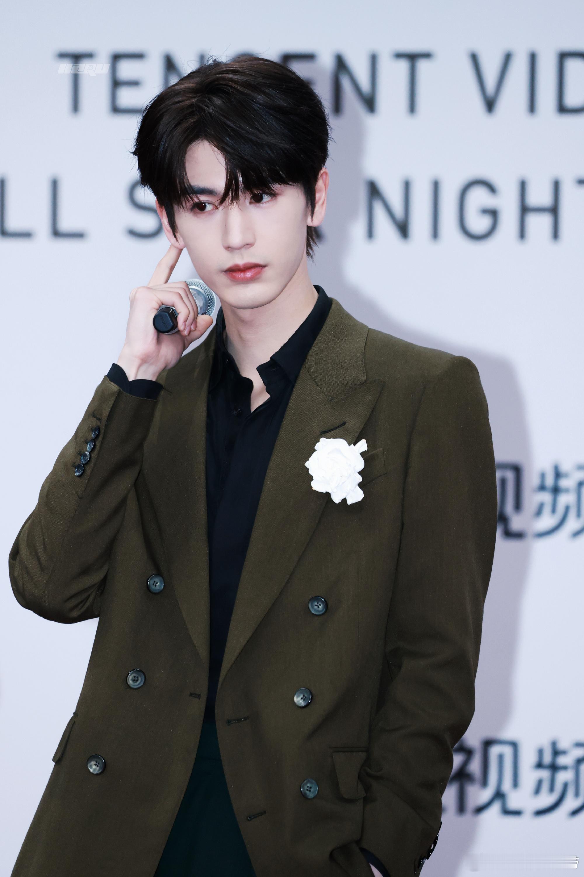 张凌赫的帅真的太有冲击力！剑眉星目自带锋芒，五官立体得像精心雕琢，一眼望去直接惊