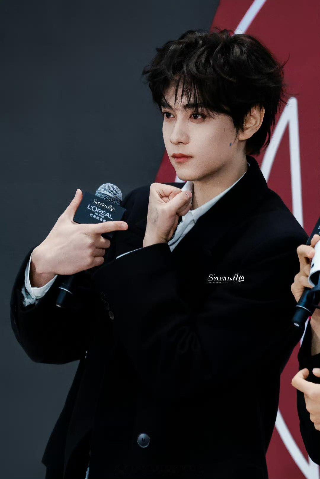 田栩宁宁波咋能帅成这样啊，俊脸大长腿！！ 