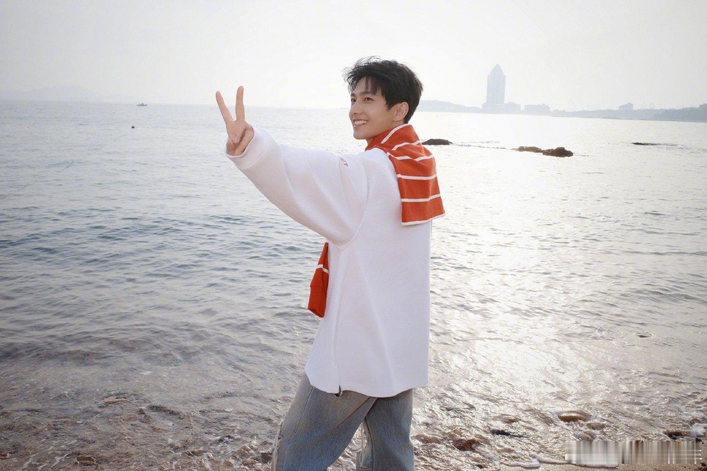 杨洋更新一组海边照片！！好帅好帅[心][心] ​​​