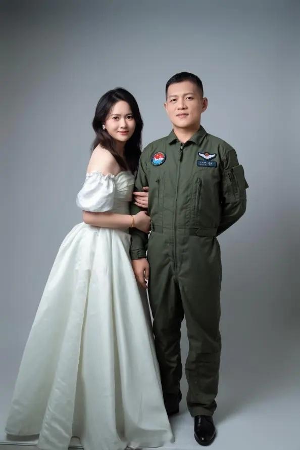 #军恋[超话]#遇见你，我从不后悔愿做你一辈子的‘僚机’！来源：人民日报 ​​​