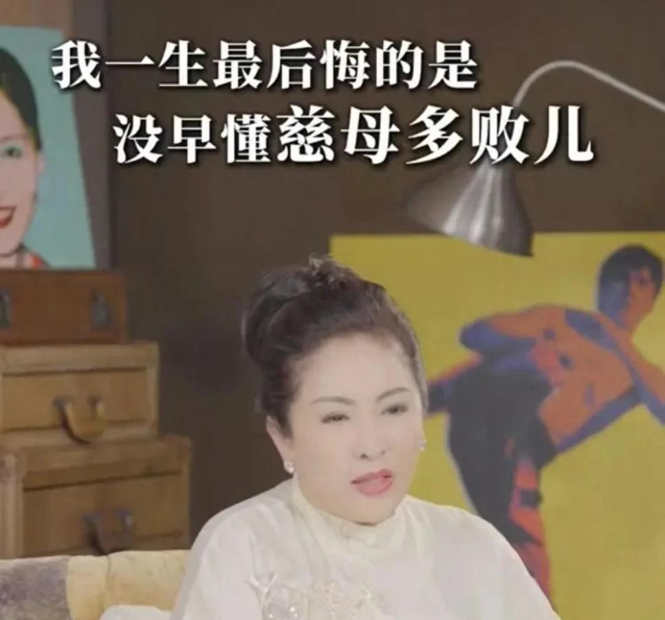向佑穿着义工背心，搬箱子搬得腰都弯了。
他妈没给钱，给了活儿。
不许报销，不许上