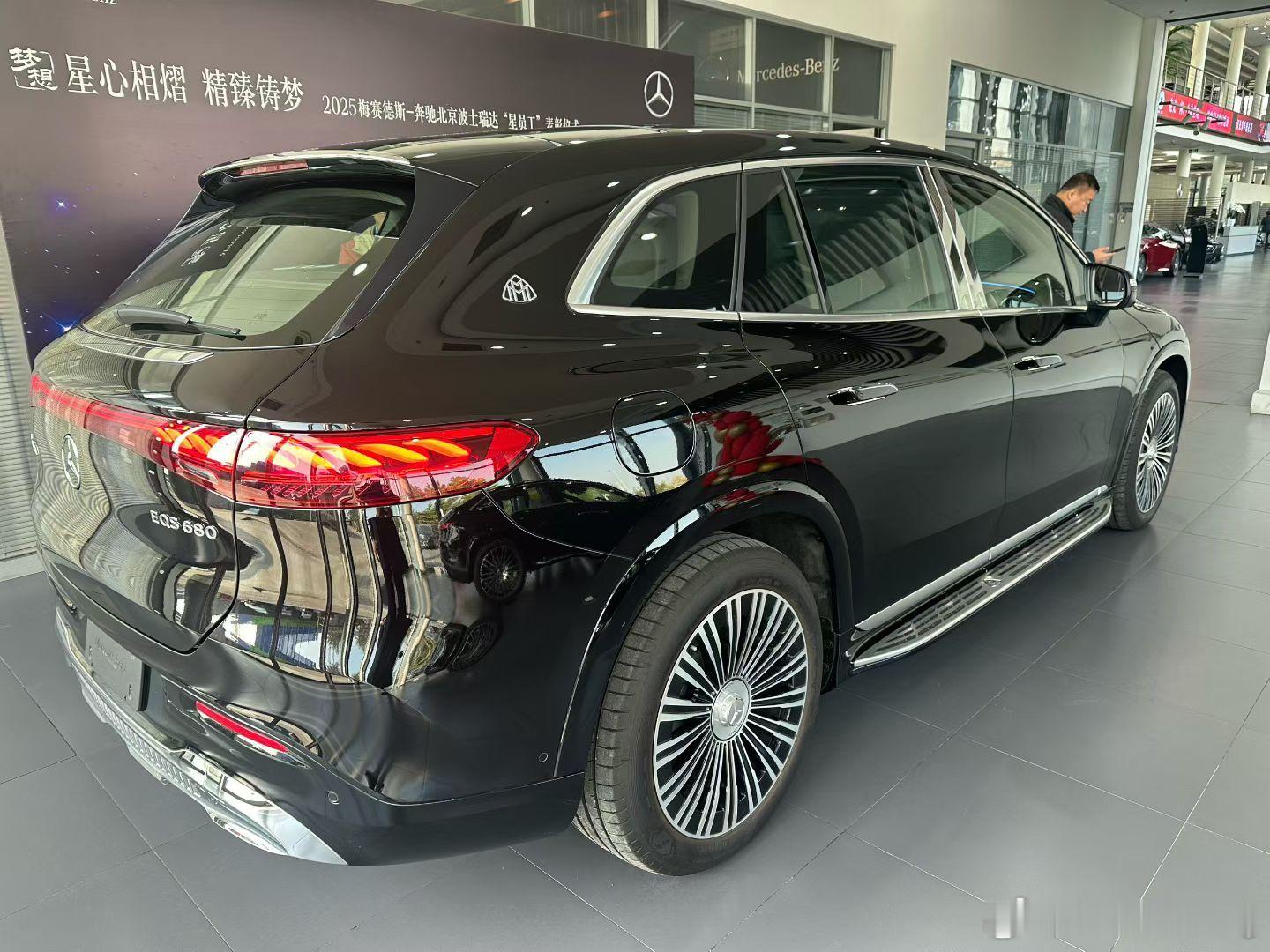 迈巴赫 EQS680 礼乐 黑车棕内 厂家拍卖车指导价1595000元目前159