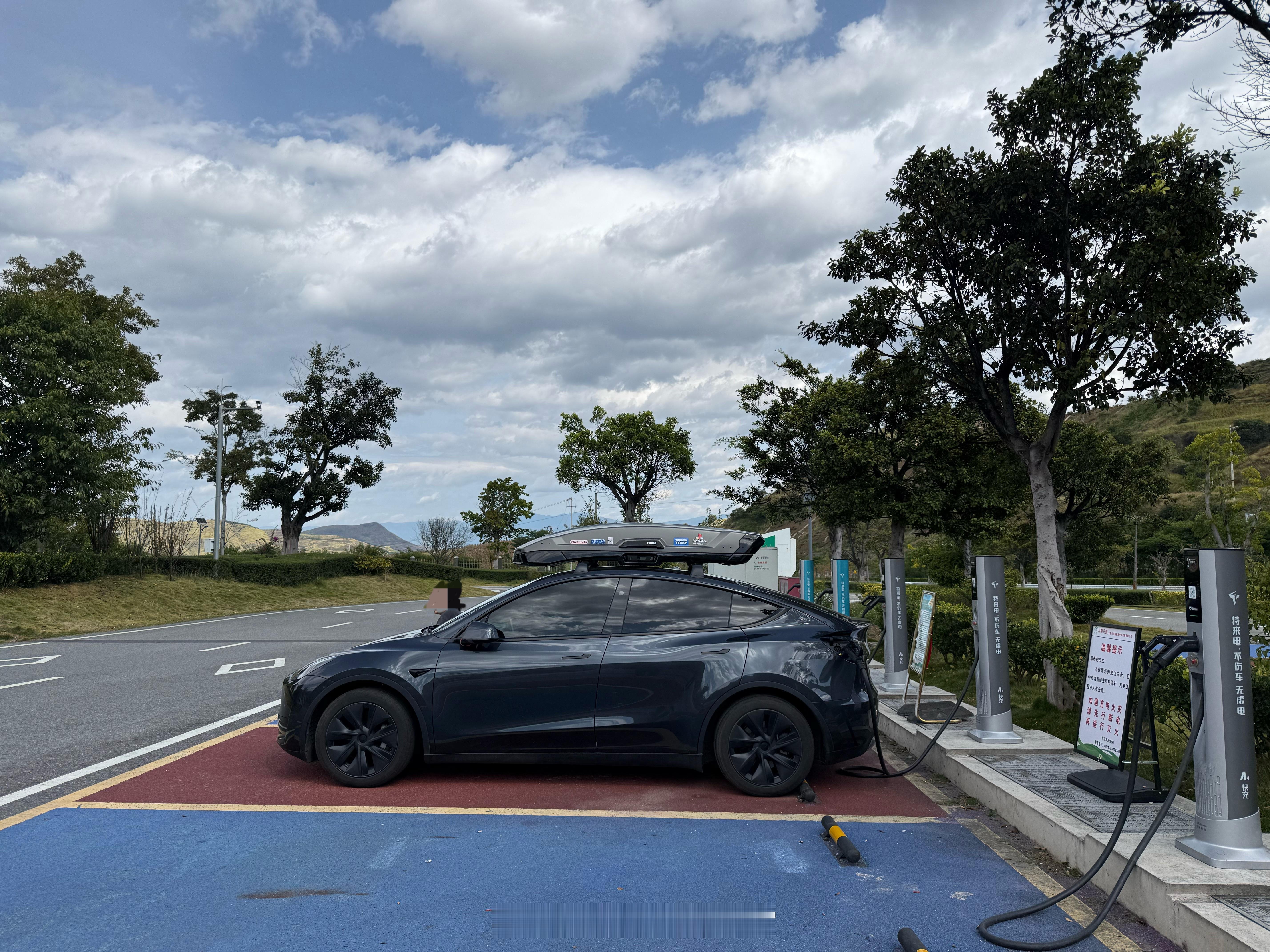 10月特斯拉在中国零售销量仅26,006辆，中国国内车企的轮番轰炸，反复内卷，就