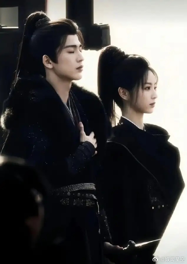 张凌赫和陈哲远粉丝也因为谁更像将军吵起来了！甚至把《一笑随歌》吵到热搜上，其实《