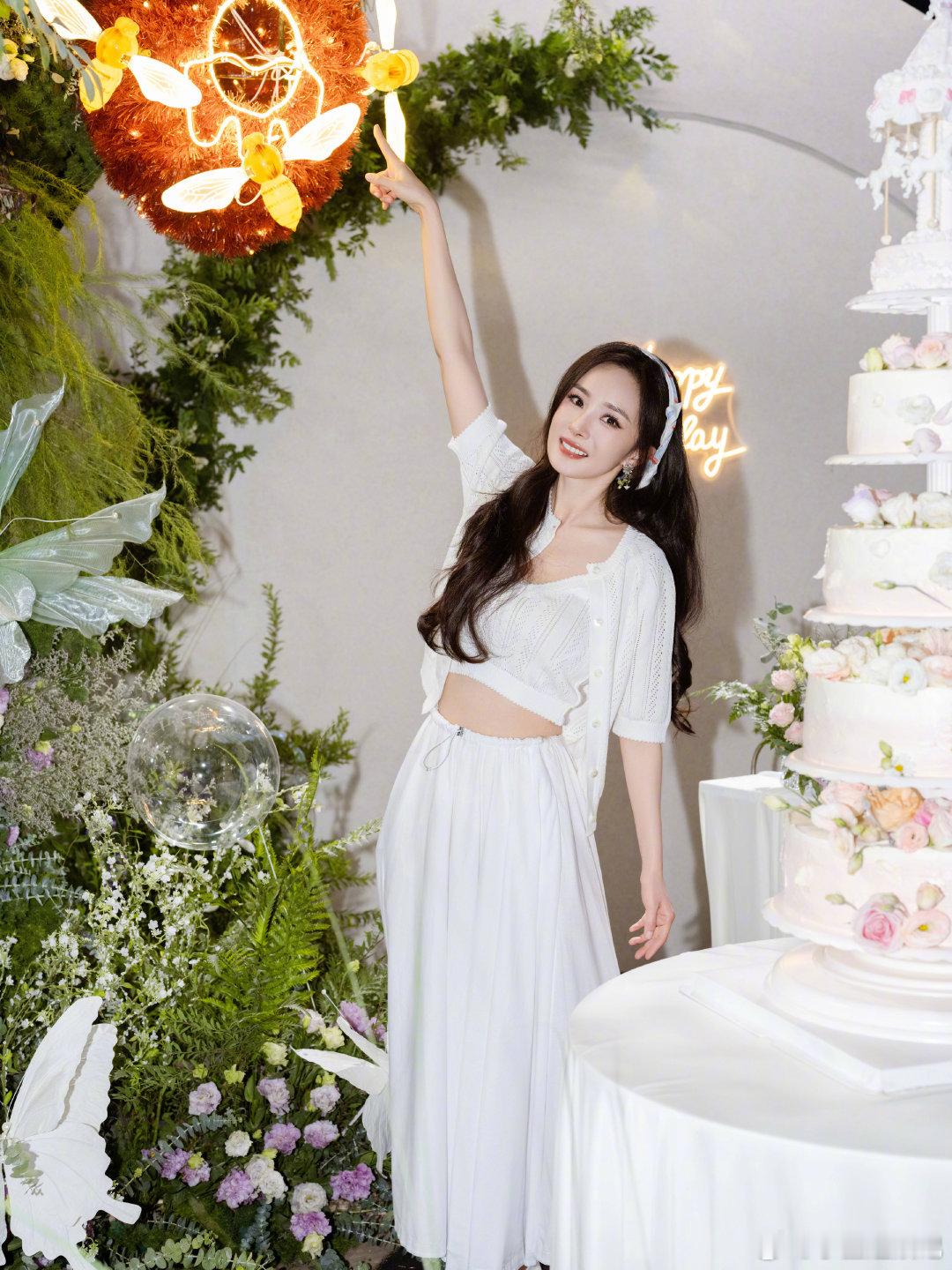 祝绪丹 杨幂 印象中祝绪丹从来不会吝啬生日祝福，前段时间才刷到过她在机场给粉丝买