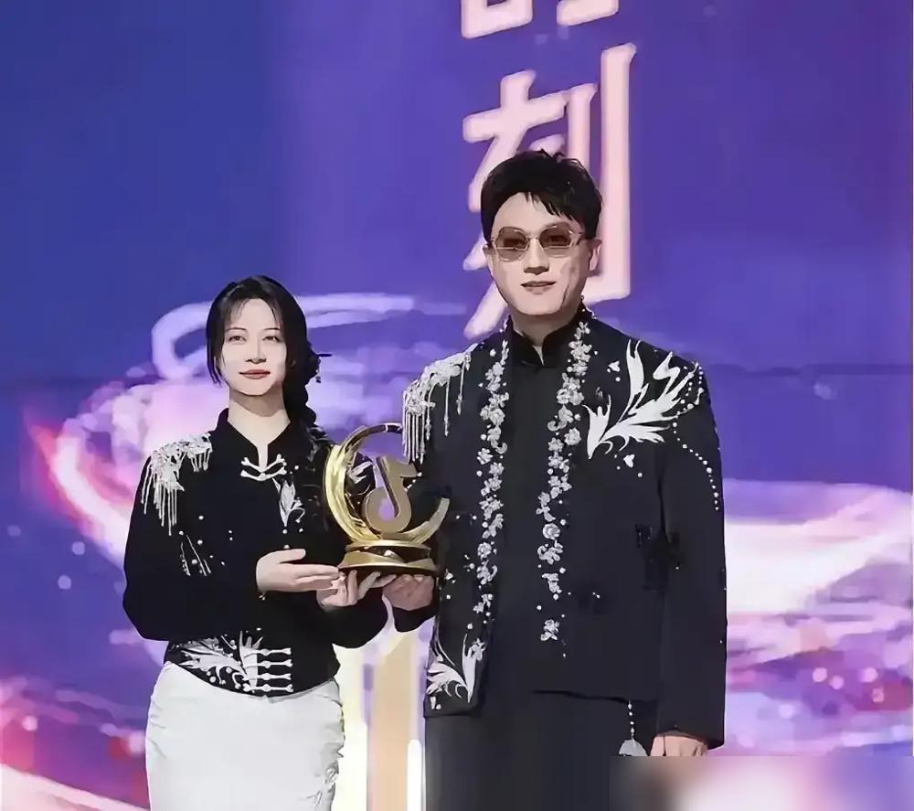 央视登过，法国演过！这俩拉二胡的刚复播，2万老粉直接把直播间挤爆！
说出来你可