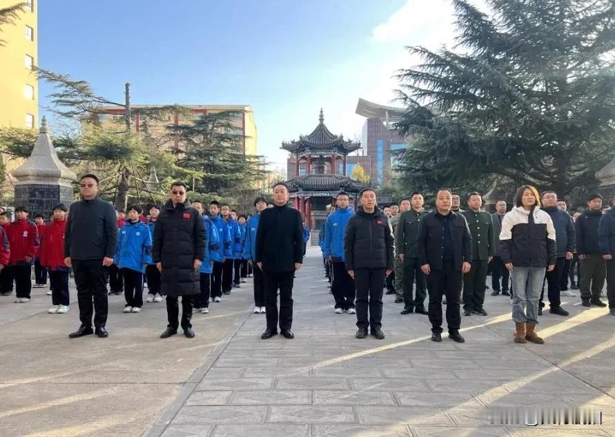 今年是南京大屠杀死难者国家公祭日设立10周年，当天武安市烈士陵园内气氛庄严肃穆，