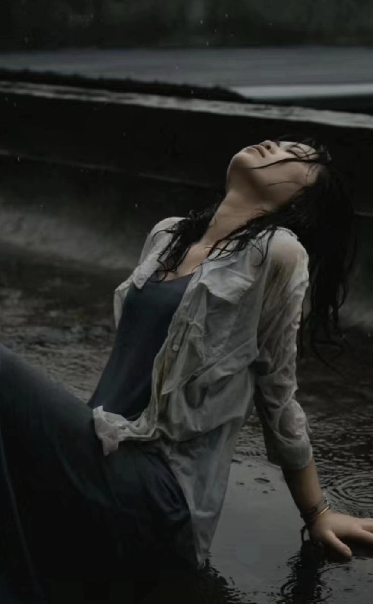 《快乐之踪》

它曾如蝶，栖在晨光枝头，

嬉戏于茶烟袅袅的午后。

而今却似，