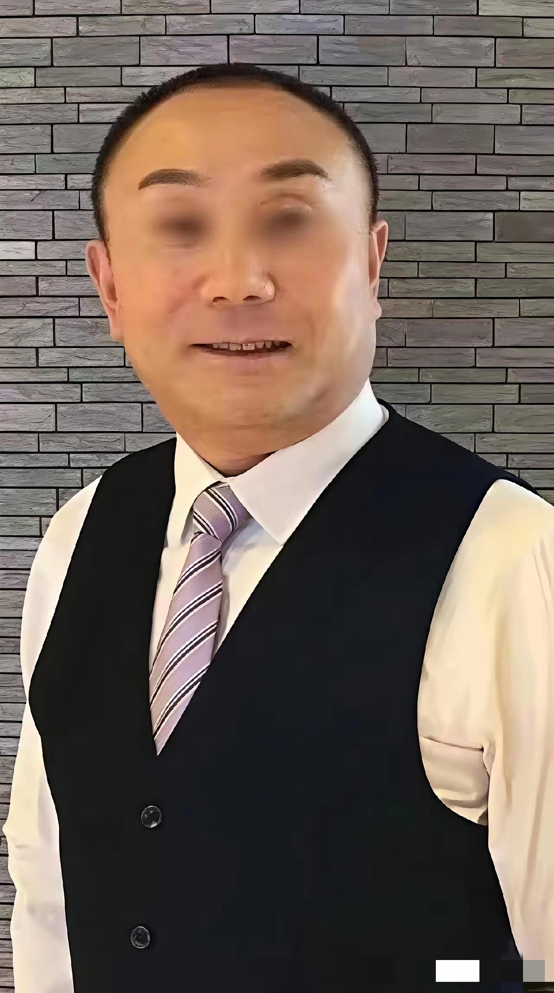 西安赛格那个开豪车的严老板，
竟然连3块钱的泡馍都要蹲在路边吃？
​这两天商圈传