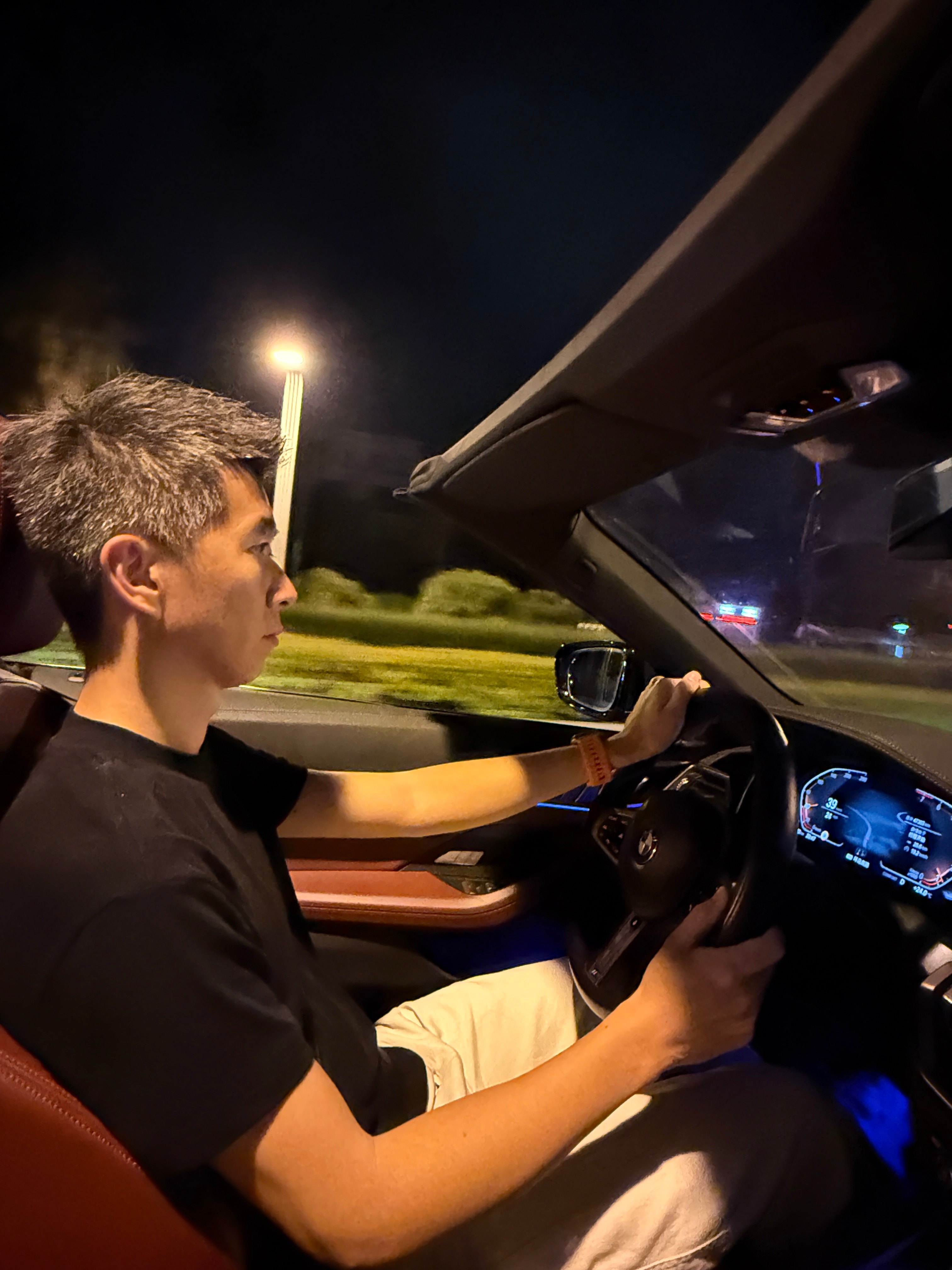 终于让我买到了台敞篷车，又可以借着这个机会先享受一下开蓬的乐趣和快乐了，先加个2