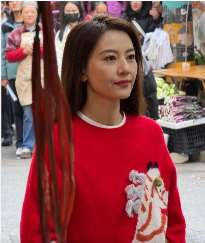 12月16日，高圆圆在成都拍综艺被网友偶遇，童年女神老了，近距离看，高圆圆脸上法