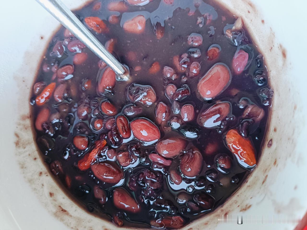 今天的早餐：一碗粥，一份蒸饺，一个鸡蛋。

今天的粥是由红豆、红花生、黑豆、黑米