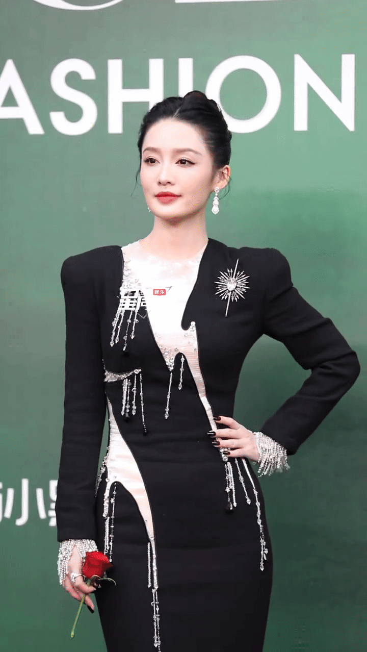 李沁工作室选的裙子 李沁好权威的一张脸！穿什么都很有气质，优雅干练，今天是黑玫瑰