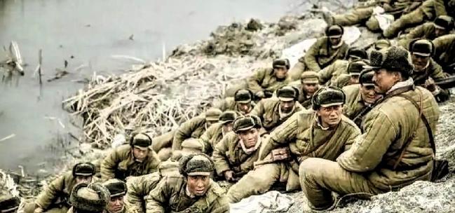 1958年10月，最后一批撤离朝鲜的志愿军战士，正在有序收拾行囊，即将回到日思夜