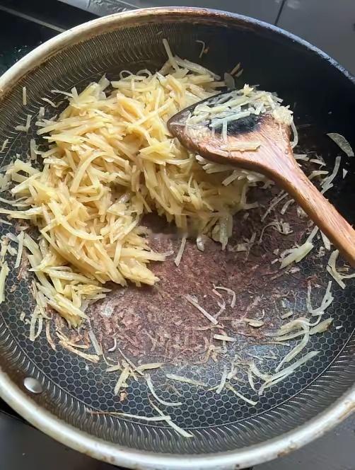 为什么闺蜜每次炒土豆都会糊锅底？有没有懂的指点一下 