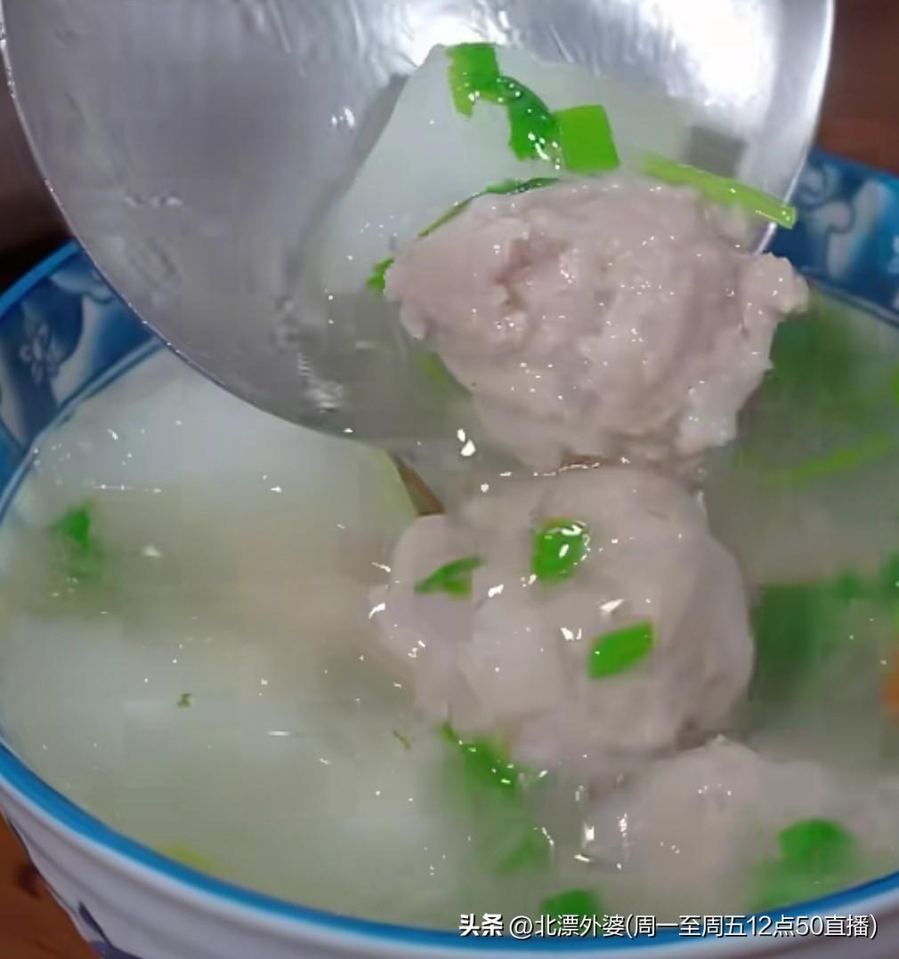 夏天想吃点清淡的？还离不开肉的？您一定给孩子们试试这个汤，用的食材不超3种，但就