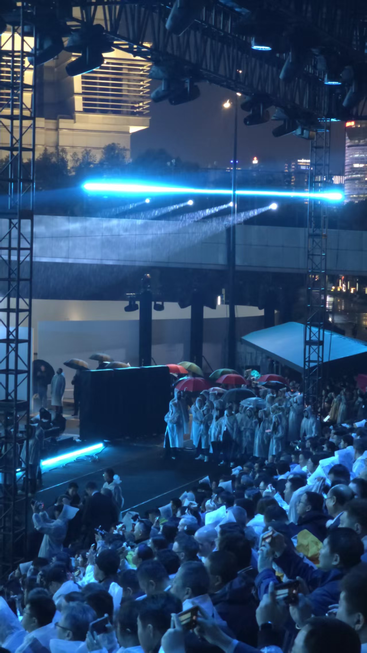 FREELANDER神行者亮相雨中的发布会的激情你们感受到没有？大佬都在淋雨合影