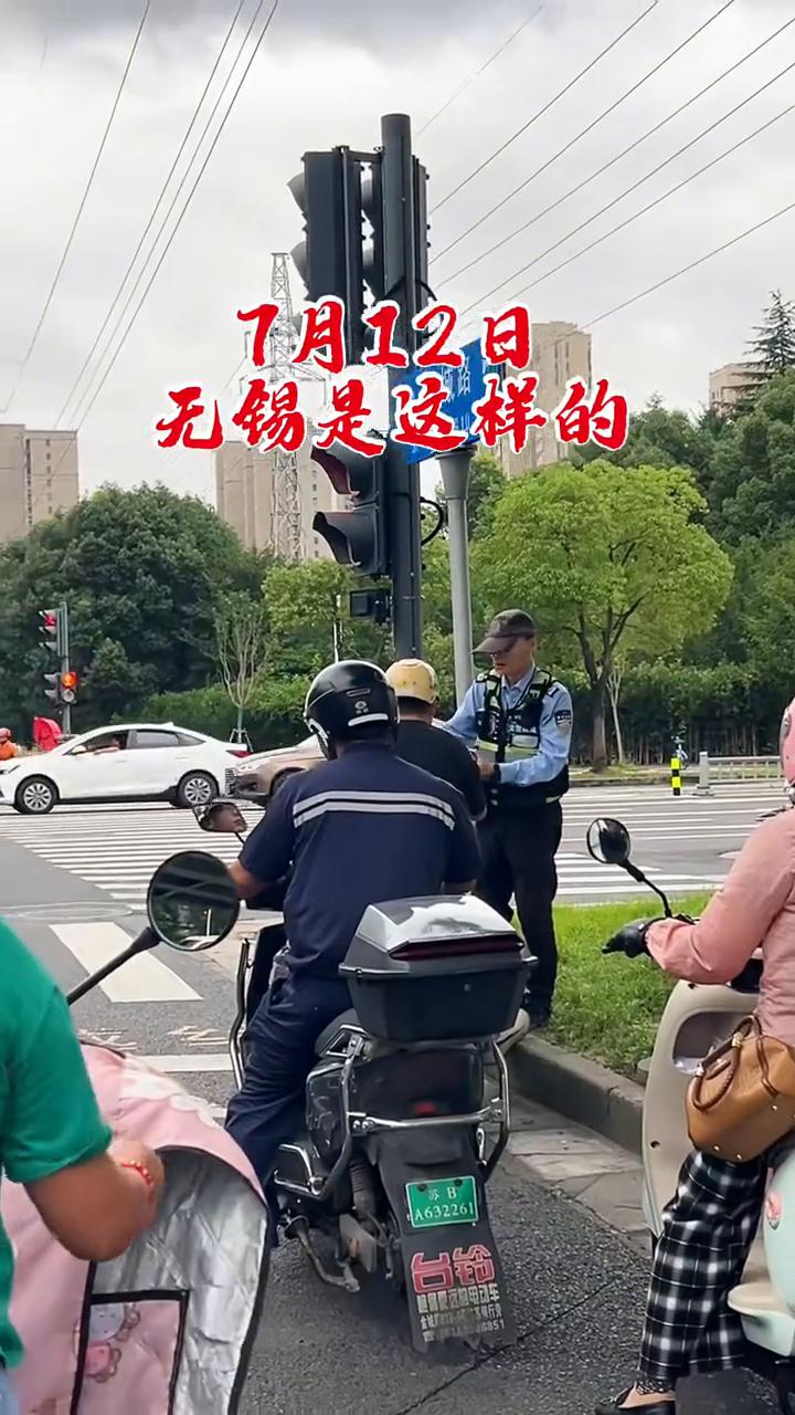 今天七月十二日，我看到无锡是这样的，天上布满了乌云，风也不是很大，路边的公交也正