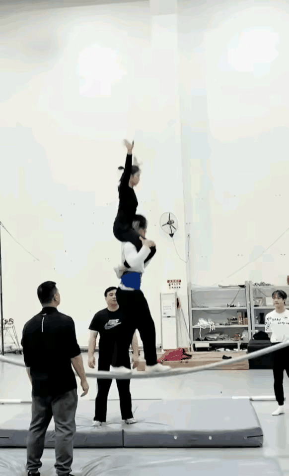 训练场上的血与汗，就是为了舞台表演的精彩瞬间。