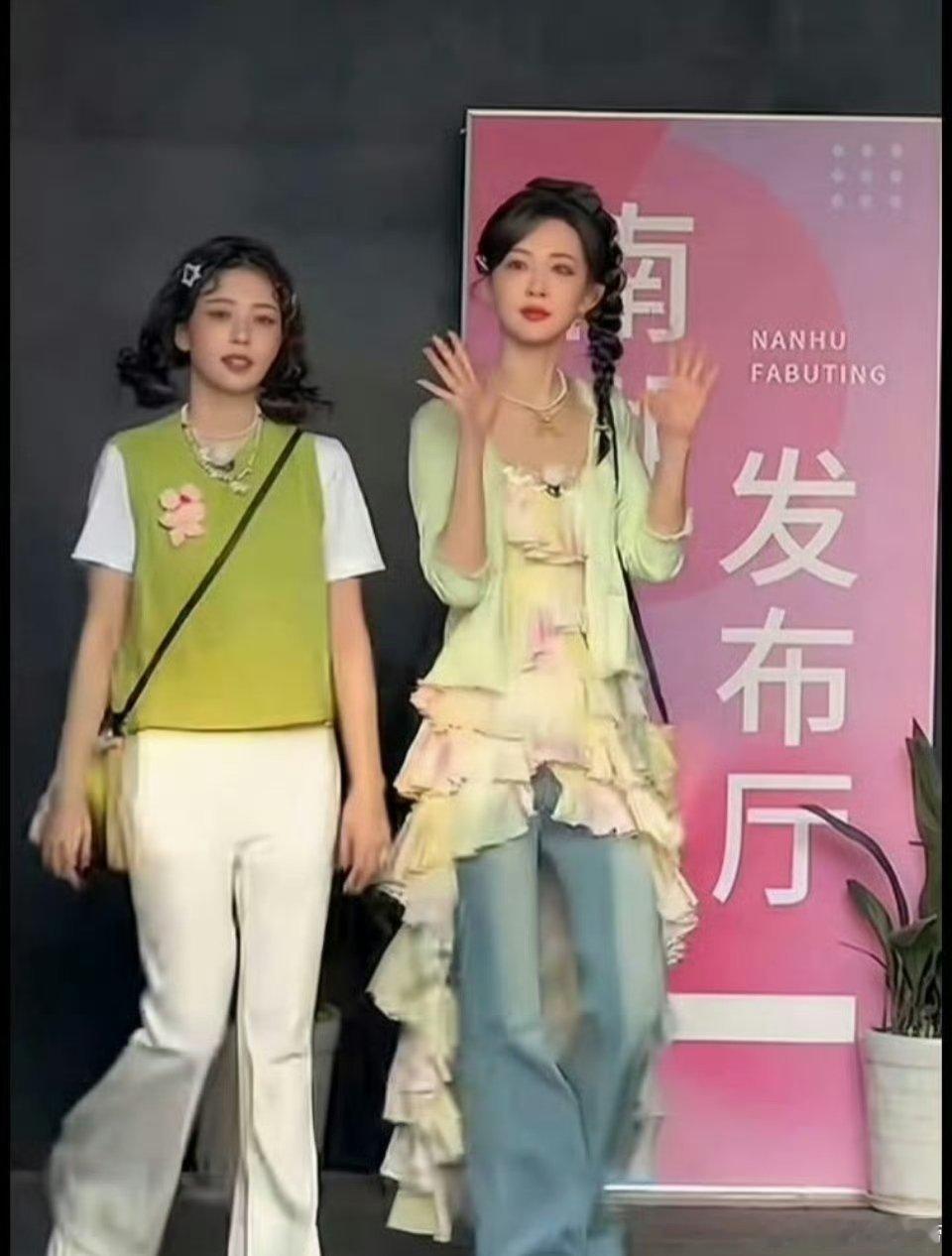 有网友说，孟子义白鹿跑男同框，像女明星和她都素人助理。