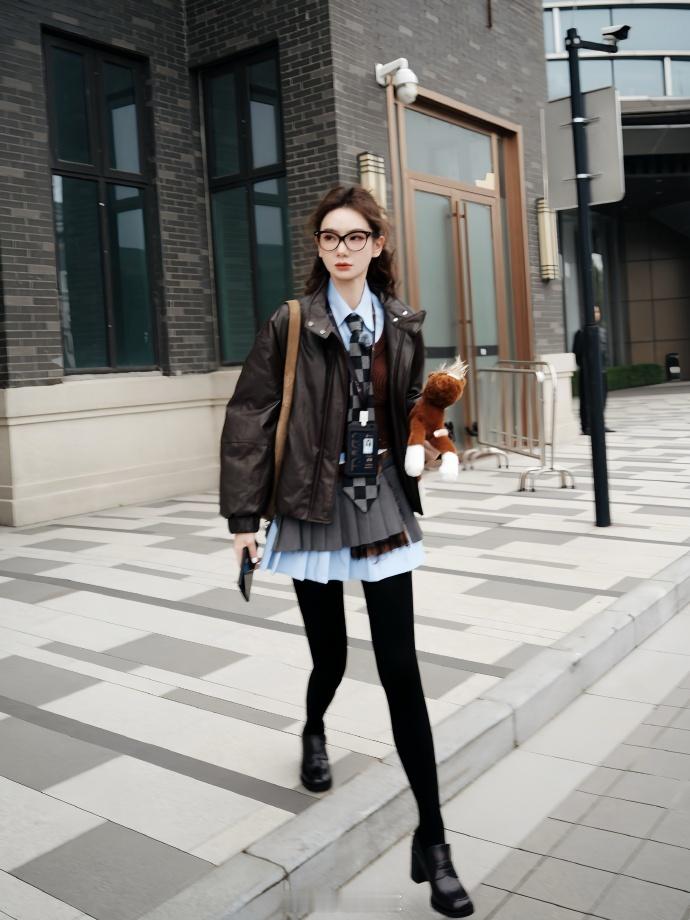 #戚薇复古学院风上班路透##戚薇复古学院风与秋冬适配度# 戚薇的上班路透中，复古