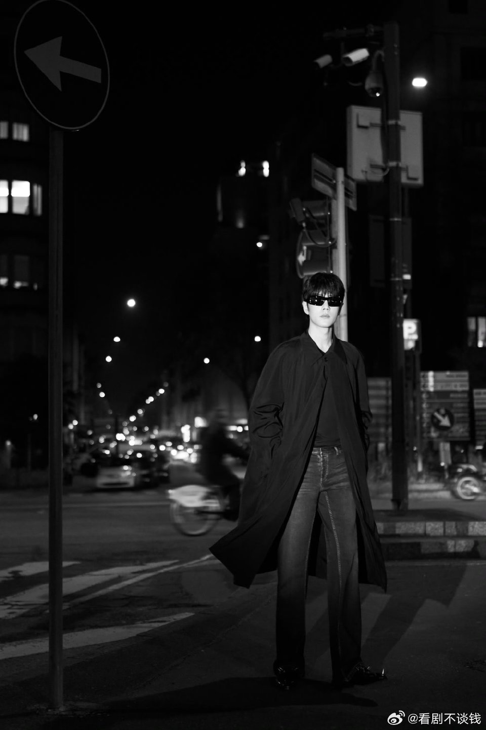 肖战展示内搭怎么会有人帅成这个样子呢？哦，原来是肖战 