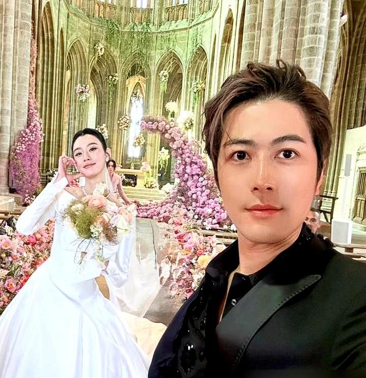 奚梦瑶和何猷君的婚礼，只请了陈学冬一个圈内人。

2026年5月，官方页面公布了