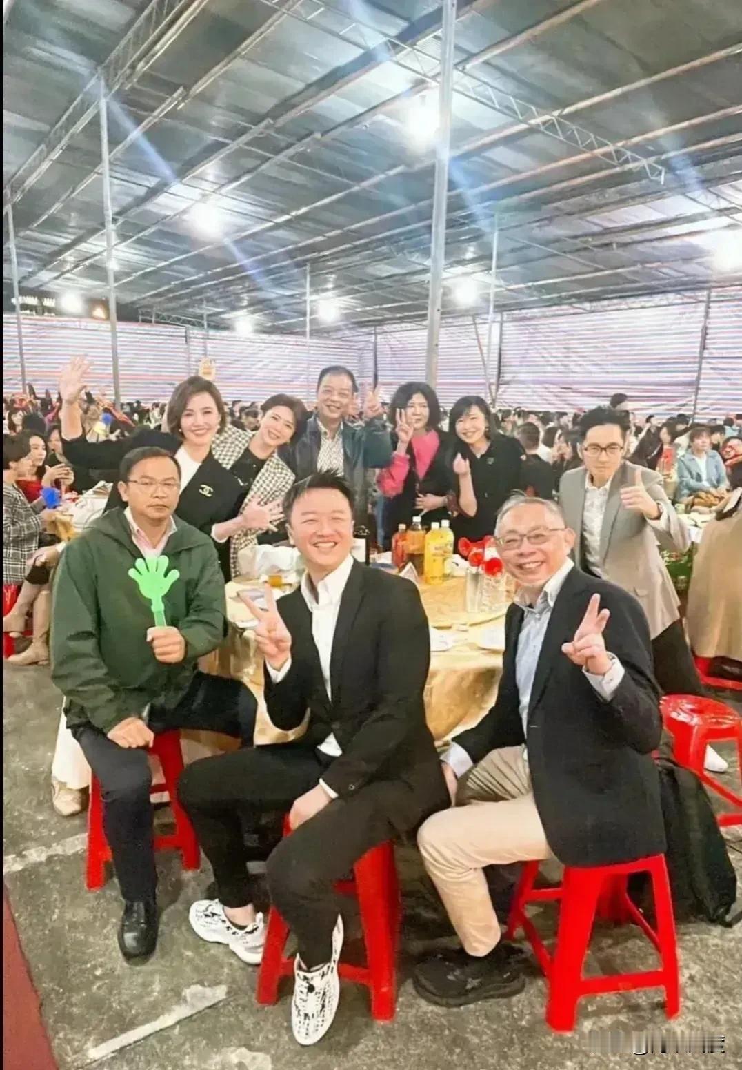 中天、三立尾牙图片网路疯传，网友评论嗨翻天！从图片看中天尾牙星光熠熠，光明正大，