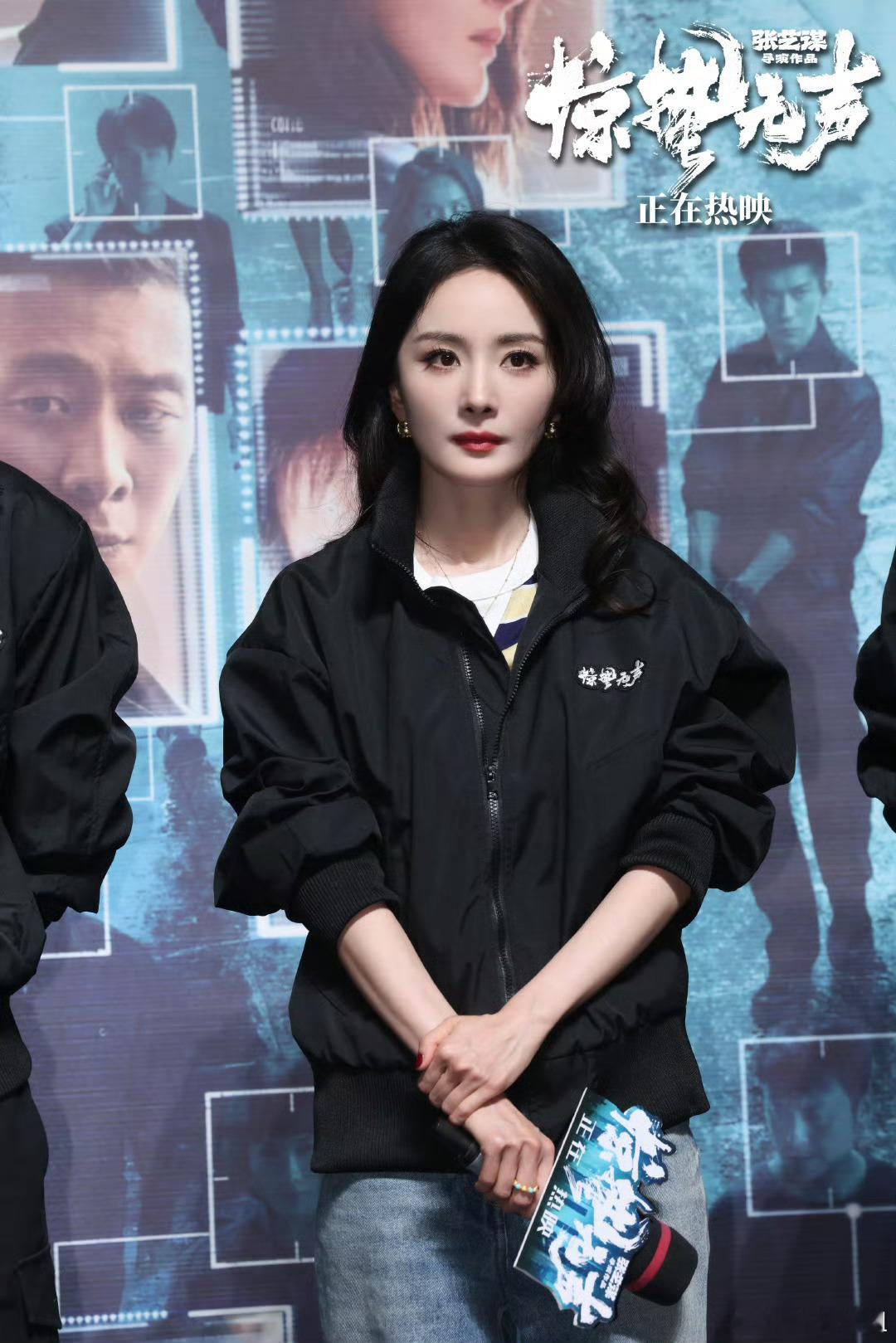 杨幂带火吊带条纹长裙电影《惊蛰无声》杨幂白帆穿的吊带条纹长裙又成爆款了，妥妥的衣