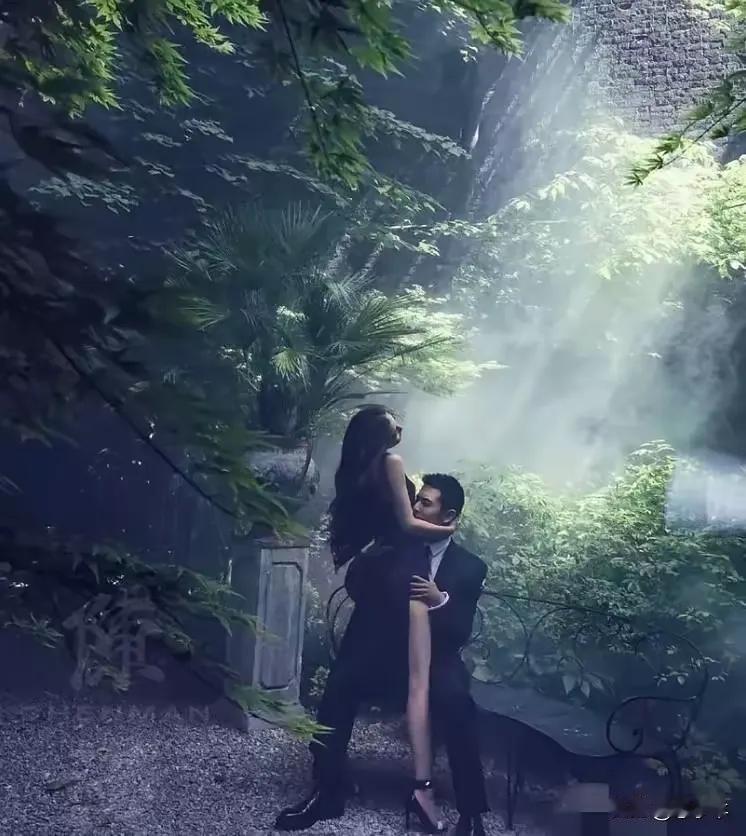 这是黄晓明和杨颖的婚纱照
看得出，曾经的他俩还是有真爱的…
至于后来分开了，也没