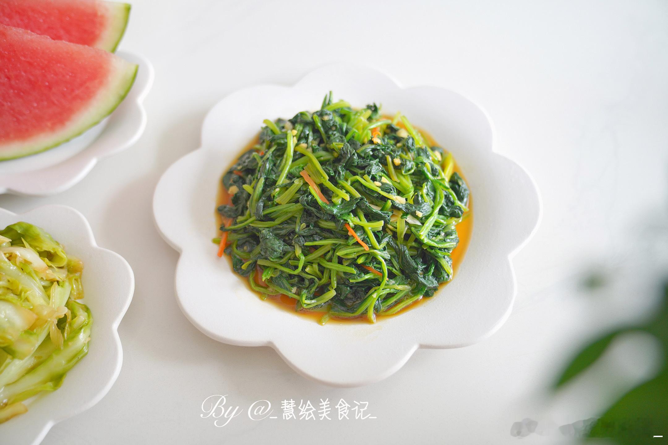 周末晚饭🍚炒三丝、素炒卷心菜、凉拌菠菜、绿豆小米粥、西瓜🍉天气太热了，下雨也