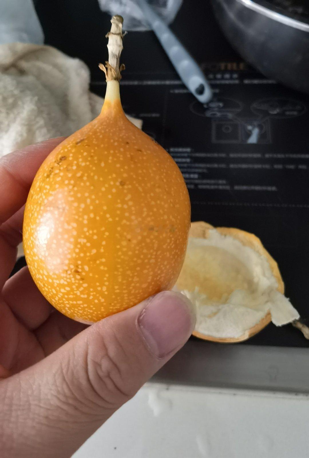 这种叫“爱情果”的新产品，其实就是百香果的优化变种，甜是蛮甜的，籽脆也蛮脆的。 