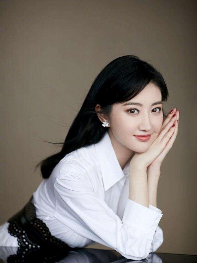 孙宇晨现在就是过街老鼠，成了人人喊打的“渣男”，倒是对景甜的态度，一反常态的缓和