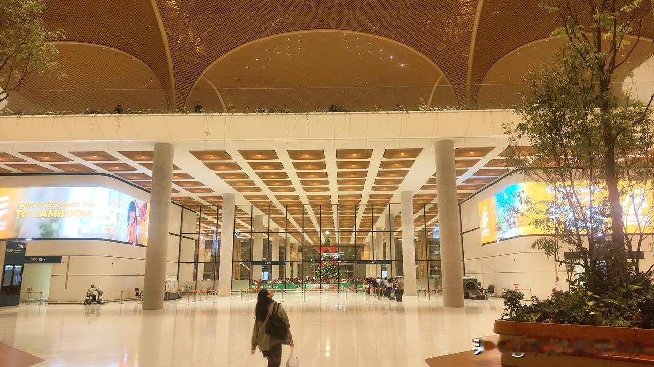 顺利抵达柬埔寨首都金边，开启我的环球旅行第13国！傍晚7点20从浦东机场转机，乘