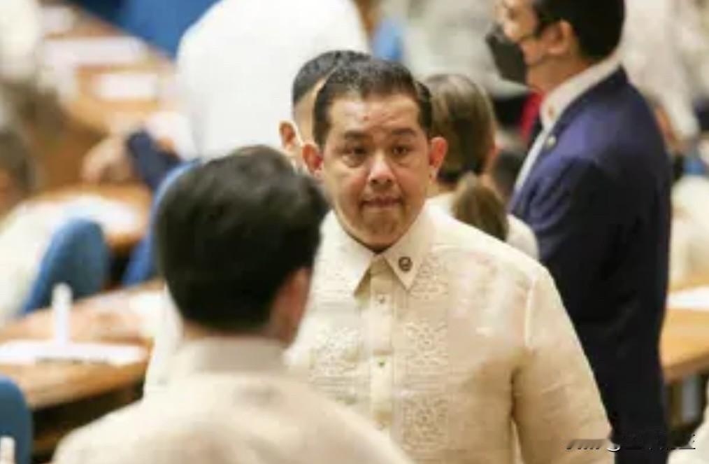 菲律宾莱特省第一区国会议员、前众议长马丁·罗穆亚尔德斯被指利用承包商莎拉和柯利·