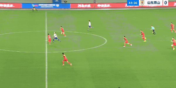 瓦科进球山东泰山客场暂时1：0领先河南，对于这个丢球解说员说得好“王国明为何出击