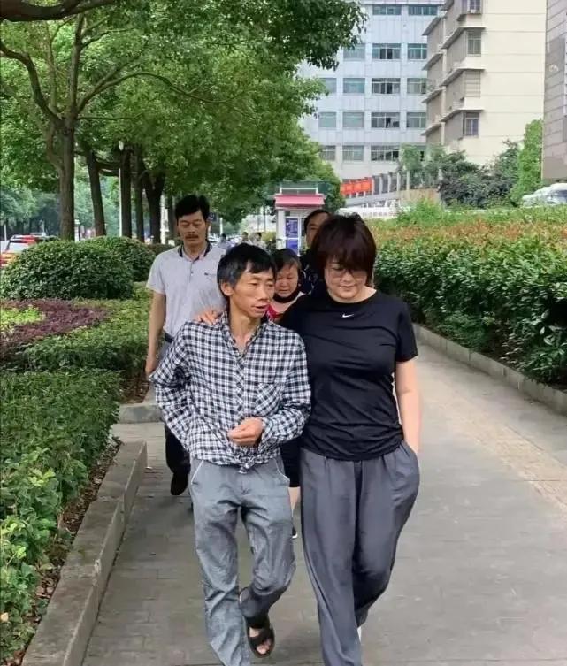 大家对她的争议真是太大了啊！

她年轻的时候也是一个娇俏可人的美人儿，演艺事业也