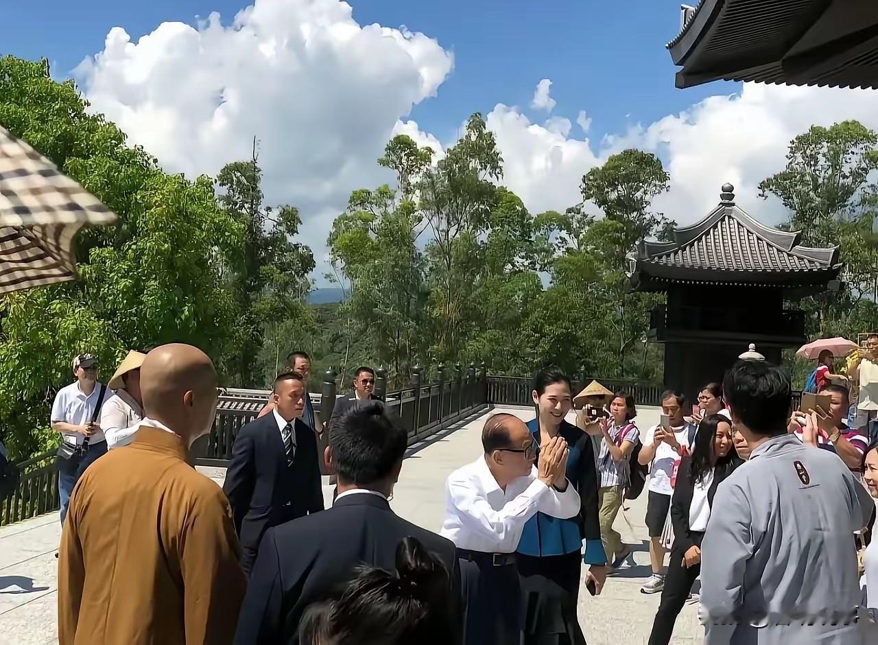 今天，七月初一，
李嘉诚先生赴普陀山上香，祈祷国泰民安风调雨顺！众生安乐！初一上