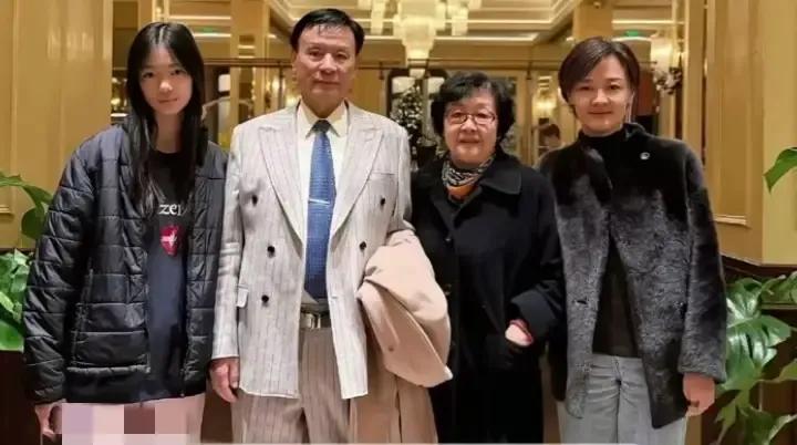 一张照片显沧桑，前央视主持人李小萌携女儿与父母留影于灾区现场

这张照片，总让人