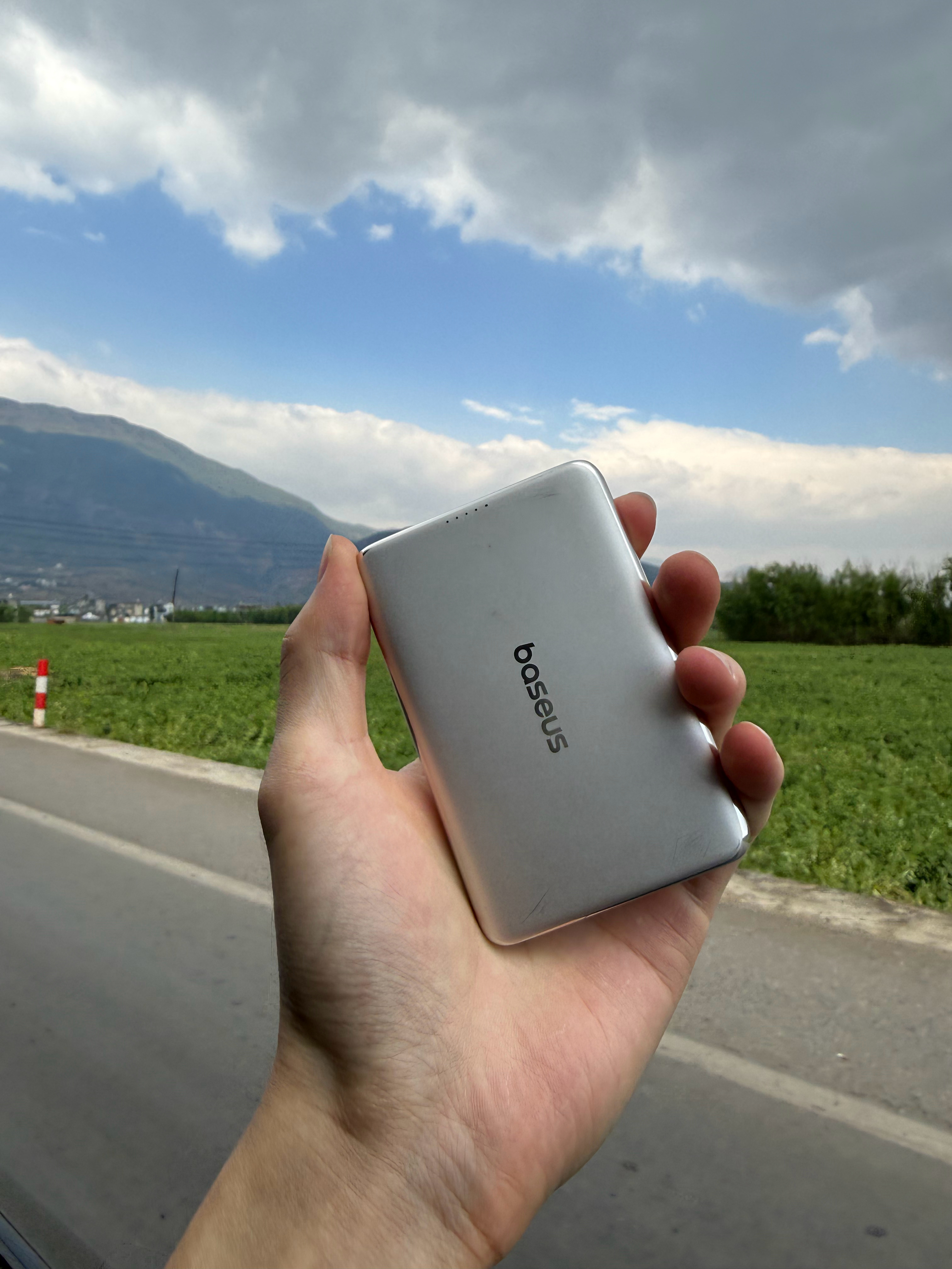 出门一趟彻底确诊续航焦虑症手机还剩80%电就开始慌满电才有安全感，谁懂啊😭超薄