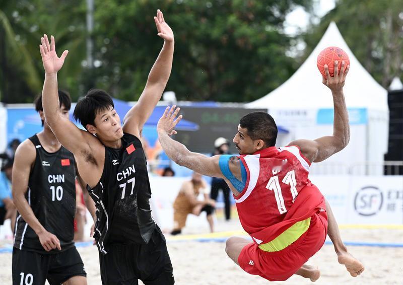 三亚亚沙会4月21日，在海南三亚举行的第六届亚洲沙滩运动会沙滩手球男子小组赛中，