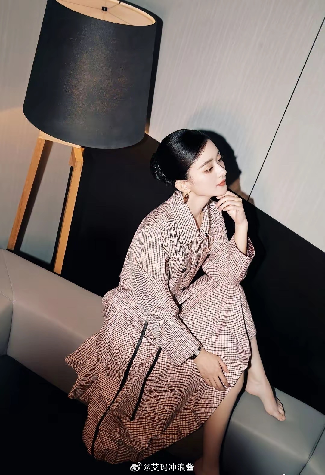 赵丽颖的脚也太绝了吧，线条精致又好看，直接被这颜值惊艳到！ 