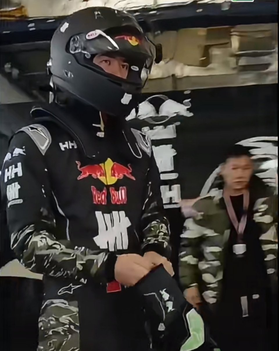 王一博在ChinaGT是个什么水平绝非玩票，是国内顶尖半职业GT3车手。圈速逼近