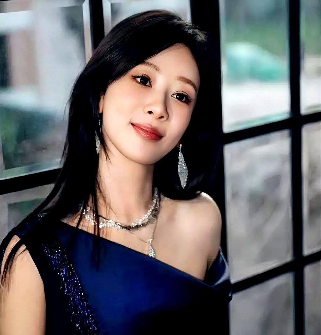 33岁的杨紫，终于跳出了“夏雪”的固化滤镜。
 
早年童星出道，她的造型一直走清