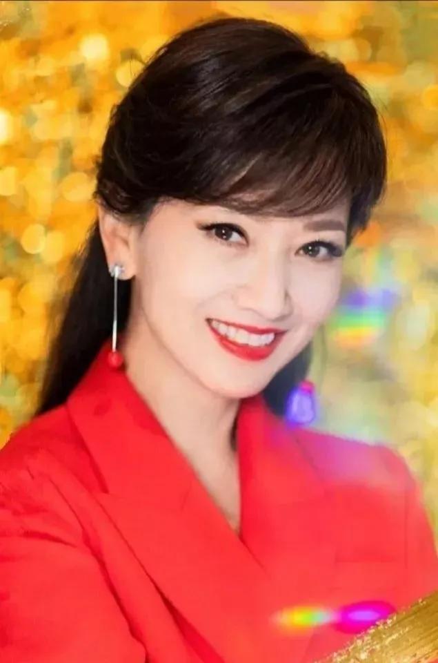 赵雅芝：演员中的“常青树”

  赵雅芝，我国著名的女演员，有着出入成云的颜值和