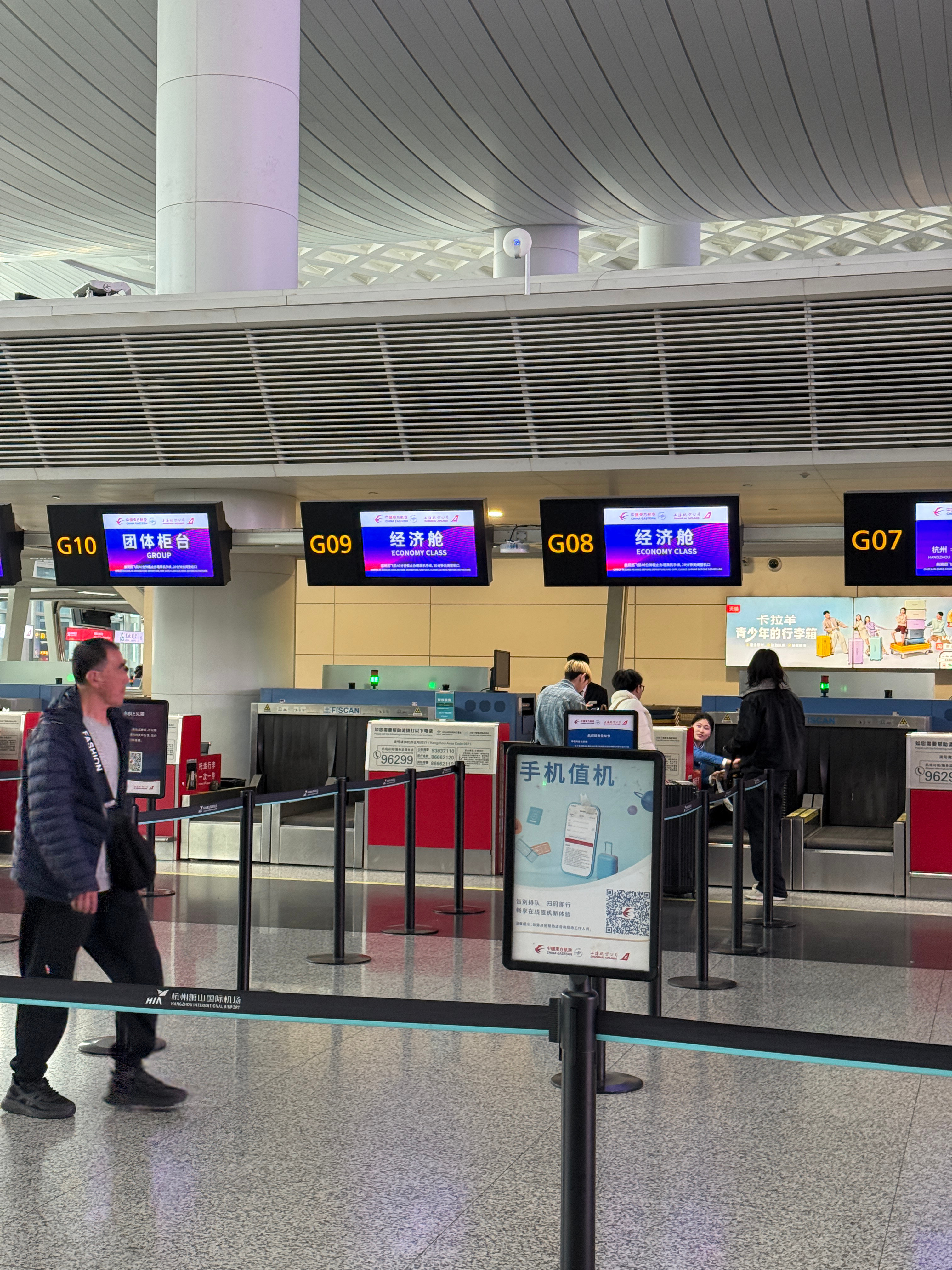 粗发回三亚 机场现在不是旅游旺季人好少 故意晚来半小时，松弛值机过安检